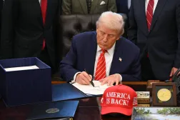 الرئيس الأميركي دونالد ترمب خلال توقيعه على الميزانية الفدرالية في البيت الأبيض (أ.ف.ب)