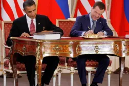 الرئيس الأميركي السابق باراك أوباما (يسار) ونظيره الروسي آنذاك ميدفيديف يوقّعان معاهدة «نيو ستارت» في براغ عام 2010 (أرشيفية - رويترز)