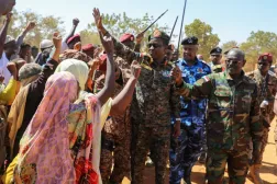 عضو مجلس السيادة الانتقالي نائب القائد العام للجيش شمس الدين كباشي وسط النازحين في شمال كردفان (إعلام مجلس السيادة)