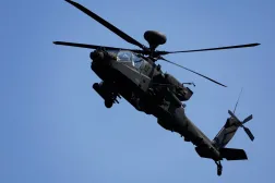 ABD'ye ait bir Apache helikopteri, 14 Ağustos 2024'te gerçek mühimmatla yapılan eğitim tatbikatı sırasında (Reuters)