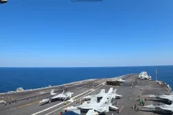 ABD Donanm personeli, USS Abraham Lincoln uçak gemisinden kalkış için savaş uçaklarını hazırlıyor (CENTCOM/X)
