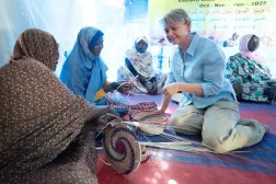 İngiliz Dışişleri Bakanı Yvette Cooper, 3 Şubat'ta Çad'ın Adré kasabasında yerinden edilmiş Sudanlı kadınlarla görüştü (DPA)