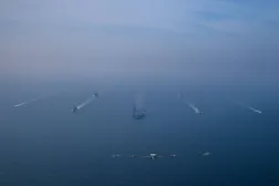 مجموعة حاملة الطائرات الأميركية «أبراهام لينكولن»، ترافقها سفينتا إمداد عسكري وقطعتان من خفر السواحل الأميركي، تبحر في بحر العرب، فيما تحلّق طائرات الجناح الجوي التاسع فوق التشكيل، في استعراض للقوة (سنتكوم)