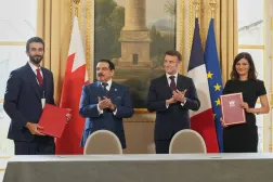 Sheikh Nasser bin Hamad Isa Al Khalifa, Bahrain's King Hamad bin Isa Al Khalifa, France's President Emmanuel Macron and Junior Minister at the Ministry of Defense, Alice Rufo, pose after signing a bilateral agreement at the Elysee Palace in Paris, France, February 6, 2026. (Thibault Camus/Pool via Reuter) 