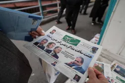 رجل في طهران يطالع الصفحة الأولى لصحيفة إيرانية تتناول الجولة الأولى من المفاوضات مع الولايات المتحدة (أ.ف.ب) 