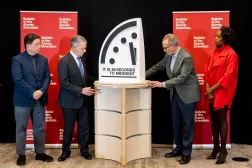 صورة التقطت في 28 يناير الماضي للباحث في جامعة ستانفورد هربرت لين والرئيس الكولومبي السابق خوان مانويل سانتوس والأستاذ الفخري بجامعة برينستون روبرت سوكولو ومديرة قسم علوم الحياة في شركة «ستيرلينغ باي» سوزيت ماكيني وهم يشاركون في إعلان «ساعة القيامة» لعام 2025 التي ضُبطت على 89 ثانية قبل منتصف الليل في واشنطن العاصمة (أ.ف.ب)