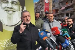 مسؤول وحدة الارتباط والتنسيق في الحزب وفيق صفا متحدثاً إلى الإعلام من موقع اغتيال أمين عام «حزب الله» حسن نصر الله في الضاحية الجنوبية لبيروت العام الماضي (وسائل التواصل الاجتماعي)