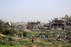 رجل فلسطيني يسير وسط مبانٍ مدمّرة في خان يونس جنوب قطاع غزة (أ.ف.ب)