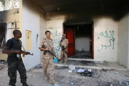 واجهة مبنى القنصلية الأميركية خلال تعرضها للهجوم في 14 سبتمبر 2012 في بنغازي (أ.ب)