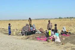 نازحون سودانيون بالعراء بعدما فروا من بلدة هجليج التي سيطرت عليها «قوات الدعم السريع» بغرب السودان إلى مدينة القضارف في الشرق 26 ديسمبر 2025 (أ.ف.ب)