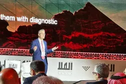 Prof. Dr. Pol Antras, El-Ula Konferansı’ndaki panel tartışmalarından birinde dinleyicilere hitap ediyor. (Şarku’l Avsat)