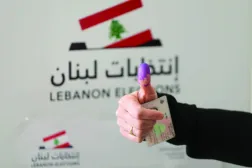 لبنانية ترفع إصبعها بعد اقتراعها بالانتخابات المحلية في بيروت 2025 (أرشيفية - إ.ب.أ)