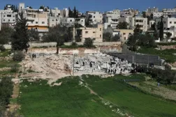 İşgal altındaki Batı Şeria’nın El Halil kentinin batısında, Filistinlilere ait evler ve dükkanlar İsrail buldozerleri tarafından enkaz yığınlarına dönüştürüldü. (AFP)