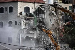 جرافات عسكرية إسرائيلية تهدم 3 منازل يملكها فلسطينيون في قرية شقبا غرب مدينة رام الله في الضفة الغربية (أ.ف.ب)