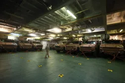  مدرعات متعددة المهام كما تظهر داخل حاملة الطوافات «تونير» التابعة للبحرية الفرنسية (رويترز)