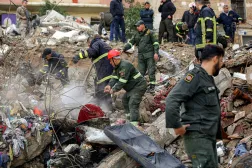 عناصر من الدفاع المدني يرفعون الأنقاض لإنقاذ العالقين تحت مبنيين انهارا في طرابلس شمال لبنان (د.ب.أ)