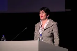 غيلاين ماكسويل شريكة جيفري إبستين تتحدث في منتدى في ريكيافيك بآيسلندا عام 2013 (رويترز - أرشيفية)