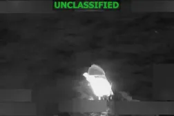 Pasifik Okyanusu'nda ABD ordusu tarafından hedef alınan ve alevler içinde kalan bir tekne (Reuters, ABD ordusuna atıfla)