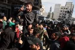 فلسطينيون يشيّعون قتلى سقطوا بضربات إسرائيلية في مدينة غزة الثلاثاء (رويترز)