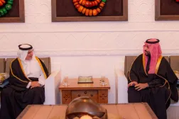 Prens Muhammed bin Selman, salı günü Diriye’de Prens Selman bin Hamad’ı kabul ederken. (SPA)