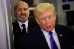 ABD Başkanı Donald Trump ve Ticaret Bakanı Howard Lutnick, 6 Şubat 2026’da Air Force One uçağında (AFP)