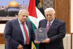 عباس أثناء تسلمه مسودة الدستور المؤقت الأسبوع الماضي (وفا)