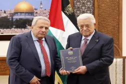 Filistin Devlet Başkanı Mahmud Abbas geçen hafta geçici anayasa taslağını teslim alırken (WAFA)