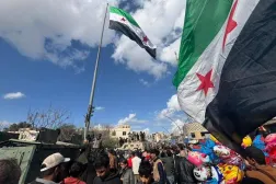 رفع العلم السوري على سارية دوار الإطفائية وسط مدينة الرقة بحضور شعبي ورسمي اليوم الأربعاء (الإخبارية السورية)