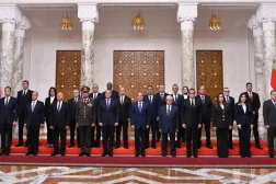 الرئيس المصري مع الوزراء الذين أدوا اليمين الدستورية الأربعاء بحضور رئيس الوزراء مصطفى مدبولي (الرئاسة المصرية)