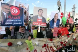 Muhalefet mensuplarının serbest bırakılmasını talep eden protestoların bir kısmı (EPA)