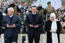 Saad Hariri, babası Refik Hariri’nin suikastının 21. yıldönümünde Beyrut'un merkezinde babasının mezarı başında, teyzesi eski Milletvekili Behiye ve amcası Şefik'in arasında dua ederken (EPA)