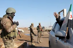 مواطن من الشدادي في جنوب الحسكة يلوّح لجنود من الجيش السوري بعد سيطرتهم على المدينة الشهر الماضي (أ.ف.ب)