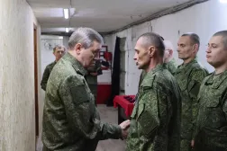 رئيس الأركان الروسي فاليري غيراسيموف خلال تفقّد القوات في أوكرانيا (أ.ف.ب)