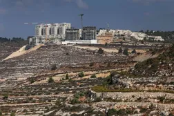 Ramallah kenti yakınındaki Batı Şeria’da yer alan Giv'at Ze'ev İsrail yerleşiminde yakın zamanda inşa edilen binalar (AFP)