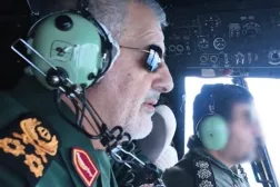 قائد «الحرس الثوري» على متن مروحية خلال تدريبات بحرية بمضيق هرمز اليوم (تسنيم)