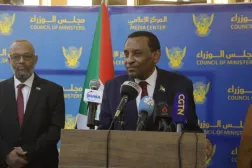 رئيس الوزراء السوداني كامل إدريس خلال المؤتمر الصحافي بمطار الخرطوم الاثنين (مجلس الوزراء)