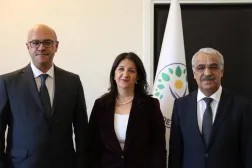 «وفد إيمرالي» من اليمين النائب مدحت سانجار والنائبة بروين بولدان والمحامي فائق أوزعور أوريل قبل توجهه لزيارة زعيم حزب «العمال الكردستاني» عبد الله أوجلان الاثنين (حساب حزب «الديمقراطية والمساواة للشعوب» في إكس)