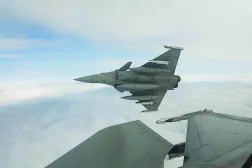 طائرة «رافال» فرنسية تحلّق في أجواء بولندا يوم 13 سبتمبر 2025 (أ.ف.ب) 