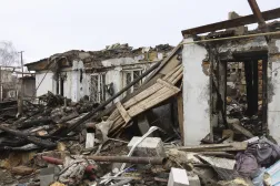 أضرار في موقع ضربة بطائرة مسيّرة روسية استهدفت مبنى في أوديسا بأوكرانيا (إ.ب.أ)