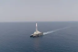 بارجة حربية لـ"الحرس الثوري" تطلق صاروخ خلال مناورات مضيق هرمز (سباه نيوز)