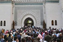 مسلمون يتجمّعون في المسجد الكبير بباريس (أ.ف.ب - أرشيفية)