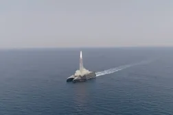 İran haber ajansı Sepah tarafından dün dağıtılan fotoğrafta, Hürmüz'de Devrim Muhafızlarının tatbikatı görülüyor... Fotoğrafta ayrıca, müzakerelerin başladığı dün Cenevre'de İran ve İsviçre dışişleri bakanları da yer alıyor (Reuters)