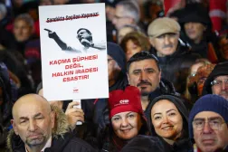 أنصار رئيس بلدية إسطنبول أكرم إمام اوغلو يرفعون لافتة تحمل صورته مطالبين بالإراج عنه خلال تجمع في إسطنبول ليل الأربعاء - الخميس (حزب الشعب الجمهوري - إكس)