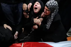 İşgal altındaki Batı Şeria’nın Ramallah kenti yakınlarında bulunan Mihmas köyünde İsrailli bir yerleşimci tarafından öldürülen ABD vatandaşı Filistinli gencin yakınları (Reuters)