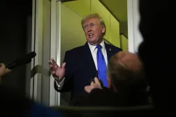 ABD Başkanı Donald Trump, Air Force One uçağında gazetecilere açıklama yapıyor (AP)