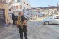 مسلح من «حماس» يقف إلى جانب موقع تعرض لقصف إسرائيلي في مخيم عين الحلوة للاجئين الفلسطينيين بصيدا في شهر نوفمبر الماضي (أ.ب)