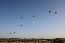 مظليون إسرائيليون خلال تدريب عسكري (إ.ب.أ)