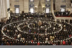 المسلمون يؤدون صلاة الجمعة الأولى من شهر رمضان المبارك في جامع السليمانية بإسطنبول (إ.ب.أ)