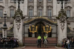 شرطيان عند بوابة قصر باكنغهام الملكي في لندن (رويترز)