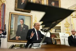 الرئيس الأميركي دونالد ترمب يتحدث في المكتب البيضاوي بينما وضع أمامه مجسماً من قاذفات «بي 2» التي قصفت منشآت إيران النووية الأربعاء (أ.ف.ب)